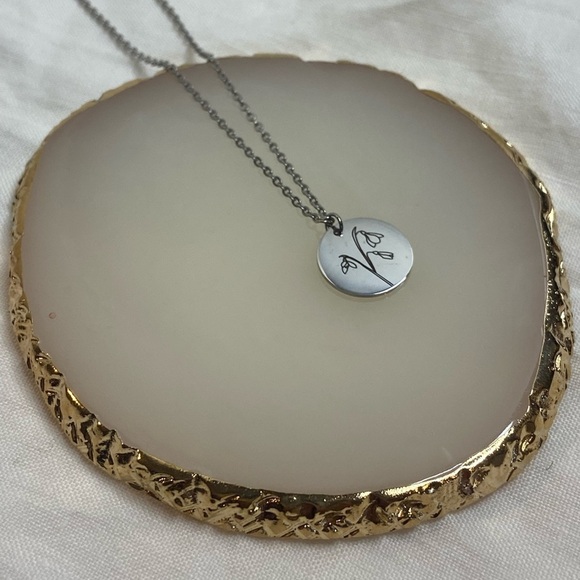 Dainty engraved FLOWER Pendant | SILVER Stainless Steel Necklace - Picture 1 of 11